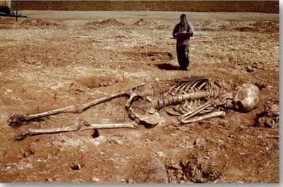 بالصور اكتشاف مؤخرا مقبرة لقوم عاد في صحراء الربع الخالي !! بالصور اكتشاف مؤخرا مقبرة لقوم عاد في صحراء الربع الخالي !!