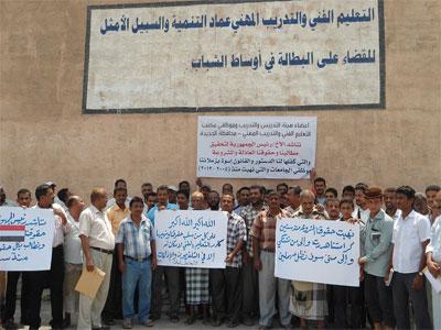 بدأ اضرابهم الجزئي  منذ اسبوعين : موظفو  مكتب التعليم الفني بالحديده يتوعدون بشن اضراب شامل في كافة مؤسسات التعليم بالمحافظة ..الأسبوع القادم
