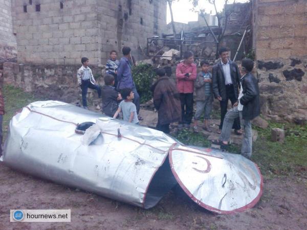 صاعقة مدمرة تقذف بخزان ماء حديدي لبضعة أمتار وتحوله لكومة من الخردة، 33 شخصا ضحايا الأمطار والسيول في اليمن (صوره)