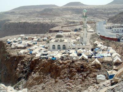 قصة مشردين منسيين عالقين بين حدود اليمن والسعودية، مئات الأسر طردها الحوثيون من صعدة ويفرضون عليهم «حصاراً اقتصادياً» منذ سنوات 