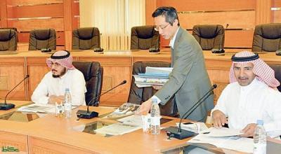 ضرب المثل في التواضع والقيادة الناجحة.. وزير ياباني يوزع أوراق اجتماع على الحضور في حائل
