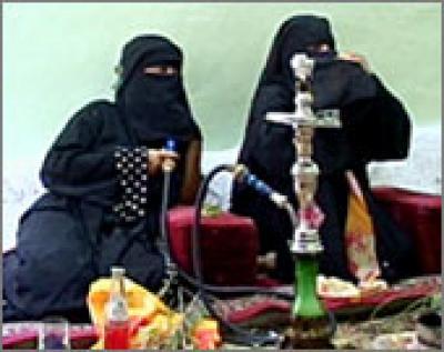 في الحديدة.. لم تقنع نرجس بالزوج الشيبة فبحثت عن السعادة في مجالس القات