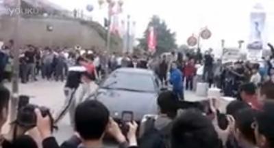  بالفيديو.. سيارة فخمة من طراز مازيراتي تتحطم أمام الجمهور