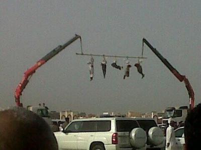 بالفيديو: اعدام وصلب خمسة يمنيين بالسعودية بتهمة الحرابة