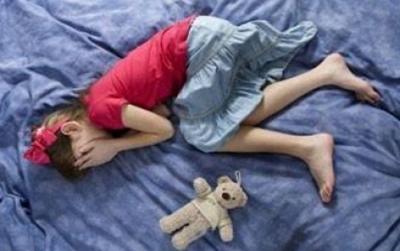 عاطل يطرد زوجته ليغتصب شقيقتها برفقة زميله 