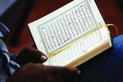 شيخ مُسن يتمكن من تجميع 3 آلاف مصحف من صناديق المهملات في صنعاء