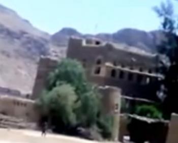 فيديو: شاهد قيام الحوثيين بتفجير منزل احد معارضيهم بصعدة بعبوات ناسفة