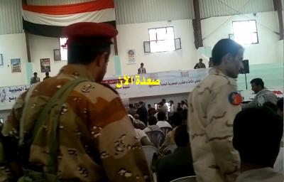 بينهم قيادات عسكرية مئات الحاضرين في حفل محافظة صعدة بعيد الوحدة يغادرون قاعة الأحتفال لإشادة فارس مناع بالحوثي