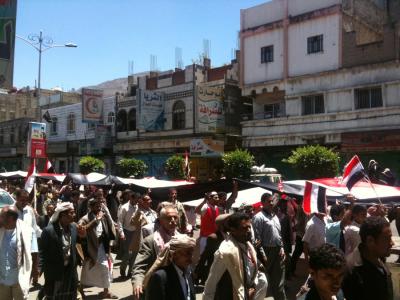 على خلفية سرقة محلات تجاريه بأكثر من 10 ملايين، المئات من ابناء فرع العدين يتظاهرون بإب