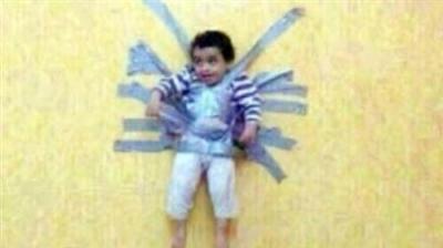 البحث عن سعودي علّق طفلاً على الجدار.. ونام مبتسماً