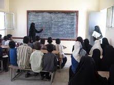 طالب يمني يغدر بمعلمته ويسقيها (البول شعيرا) ! 