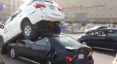  بالفيديو.. حادث غير مسبوق لـ3 سيارات على كورنيش الخبر بالسعودية