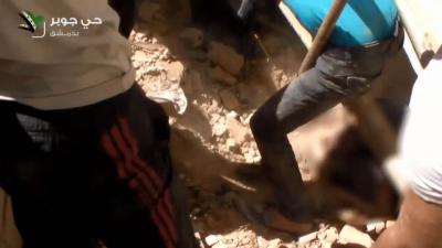 "العربية نت" يتجاهل (الحجاب) في فيديو "فتاة الأنقاض السورية"