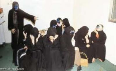 ضبط 11 رجلا وامرأة يمارسون الدعارة في فندق بصنعاء