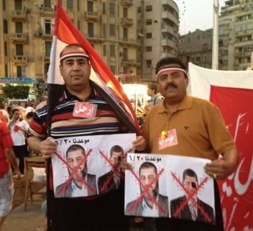 بالصور: المُثار عليهم باليمن يثورون في مصر.. ياسر اليماني ويحيى صالح وآخرين يظهرون في ميدان التحرير بالقاهرة ماطلبين بسقوط مرسي