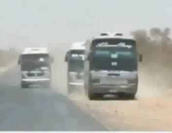 إصابة 30 يمنياً في انقلاب حافلة الترحيل السعودية على الحدود بين البلدين