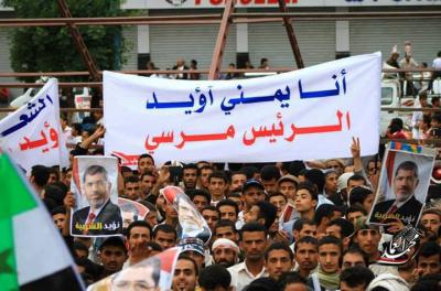بالصور: عشرات الآلاف من اليمنيين يتظاهرون ضد الإنقلاب بمصر ويدينون مجزرة الحرس الجمهوري