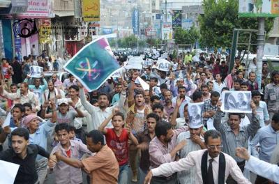بالصور: عشرات الآلاف من اليمنيين يتظاهرون ضد الإنقلاب بمصر ويدينون مجزرة الحرس الجمهوري بالصور: عشرات الآلاف من اليمنيين يتظاهرون ضد الإنقلاب بمصر ويدينون مجزرة الحرس الجمهوري