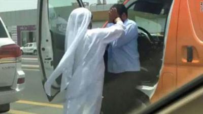 فيديو: مسؤول إماراتي يعتدي على آسيوي بسبب حادث بسيط