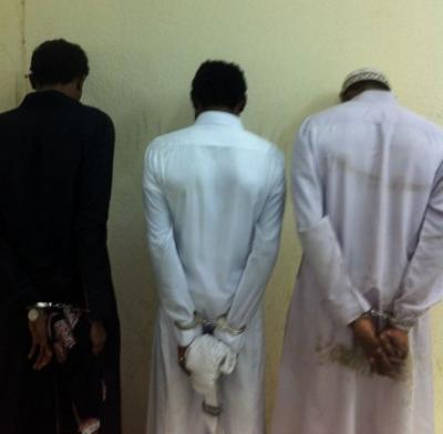 بالسعودية: القبض على عصابة من أربعة يمنيين ينتحلون رجال البحث ويبتزون أبناء جلدتهم