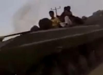 فيديو: أطفال يمنيون يمرون لصديقهم بدبابة لاصطحابه معهم