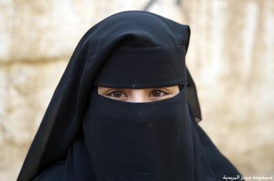 طالبة مغتربة بأمريكا تؤدي امتحانات الشهادة الأساسية باللغة الانجليزية في ذمار