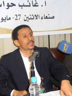 مركز نشوان الحميري يستنكر محاولة اغتيال مستشاره العلمي غائب حواس ويحمل ميليشيا الحوثي المسؤولية