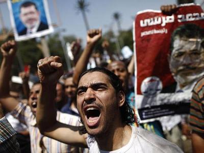 الاندبندنت البريطانية: في مصر.. الفقراء يؤيدون مرسي والأغنياء يدعمون الجنرال السيسي