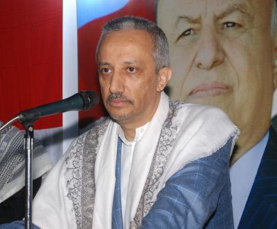 محافظ تعز : عازمون على استئصال كل العناصر التخريبية والمطلوبة أمنيا 