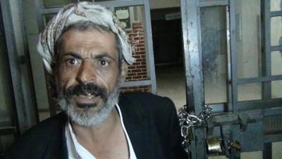 أول ضحايا الشيخ "جبران باشا" في إب الاعتداء على موظف في المالية وزملائة يغلقون مجمع حكومي إحتجاجاً (صورة)