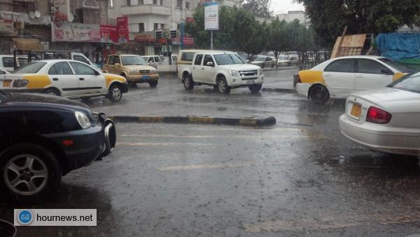 بالصور: أمطار غزيرة تهطل على أمانة العاصمة بعد ظهر اليوم