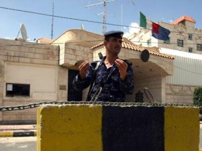 مقتل شرطي يمني أمام السفارة الإيطالية في صنعاء برصاص مسلحين يستقلون دراجة نارية