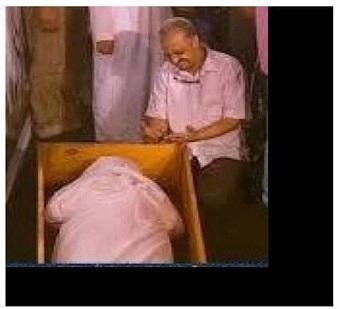 صورة مؤثرة.. البلتاجي يودع ابنته الوحيدة قبل دفنها 