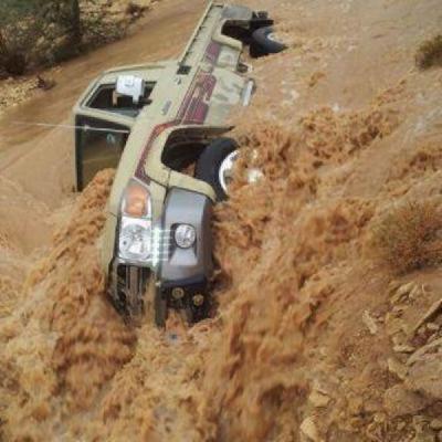 شاهد بالفيديو : وفاة 17 شخصا جراء السيول في وادي نخله بشرعب الرونه