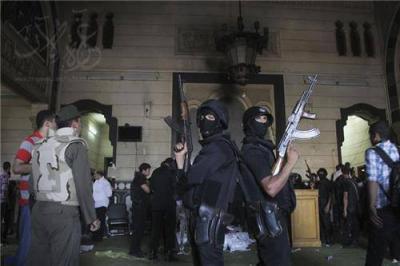 الإفراج عن الصحفية المصرية التي هزمت السيسي في حصار مسجد الفتح ورفيقاتها