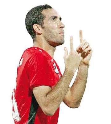  أبو تريكة: "إنتو جايبين الجيش اللي بيقتل الناس عشان يؤمن الفريق"