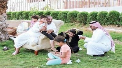 سعودي يتخذ من حديقة عامة مسكناً لأسرته المكونة من 8 أفراد بعد طرده من شقته (صور)