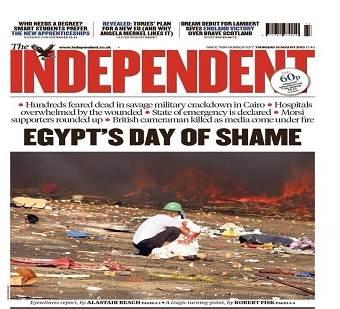  (صورة) معتصم بـ"رابعة" يحمل مصابًا ويواجه مدرعة الشرطة وحده