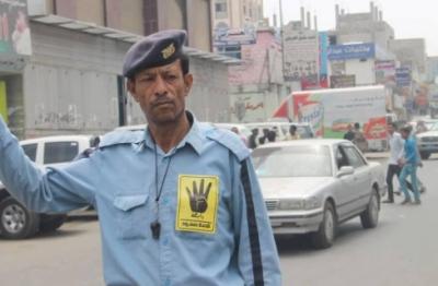 رجل مرور يمني يعلق إشارة النصر "رابعة العدوية" (صورة)