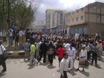 مواجهات بين متظاهرين شباب محتجين وأنصار للحزب الحاكم بتعز مواجهات بين متظاهرين شباب محتجين وأنصار للحزب الحاكم بتعز