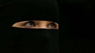 عشرات العرسان اليمنيين يتقاطرون على عانس بعد أن أصبحت ثرية