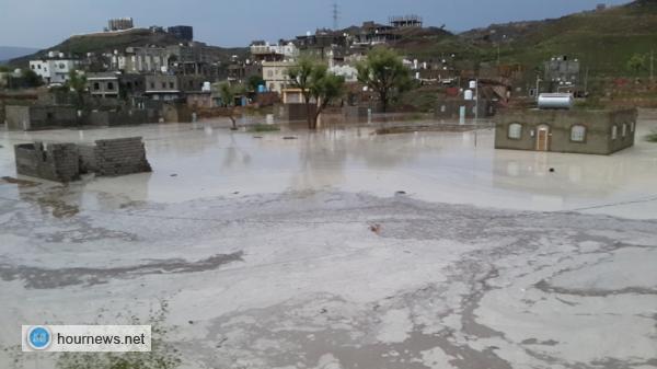 بالصور: السيول تغمر منازل في حوجلة التعزية وتحيلها إلى بركة واسعة 