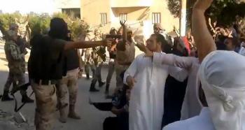 شاهد بالفيديو: الجيش المصري يرفع السلاح في وجه بنات مصر ونسائها 