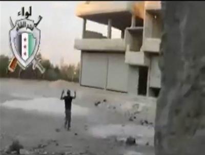 بالفيديو: جندي من الجيش الحر يضع سلاحه ويذهب أعزل ليفاوض جنود من النظام للانشقاق عن بشار