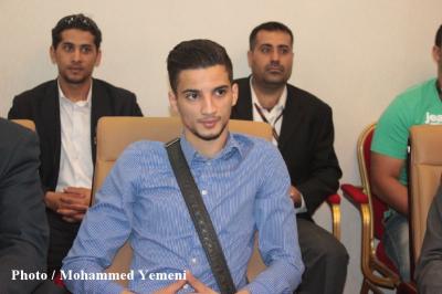 صور تظهر حزن البطل اليمني منصف الحميقاني لقرب مغادرته اليمن دون الإفراج عن والده السجين