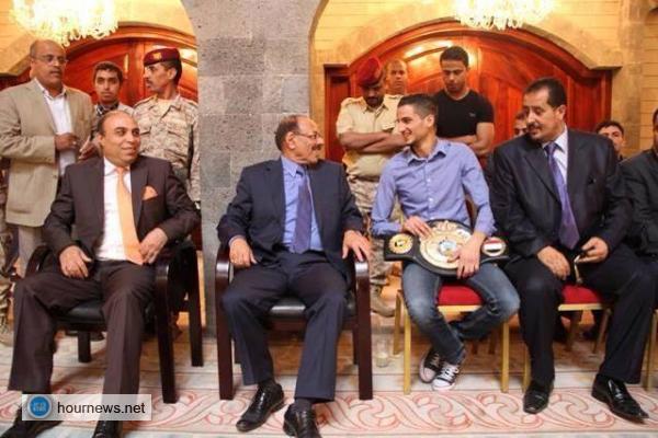 اللاعب الدولي منصف الحميقاني يرفض مقابلة الزعيم صالح، ويقابل اللواء على محسن