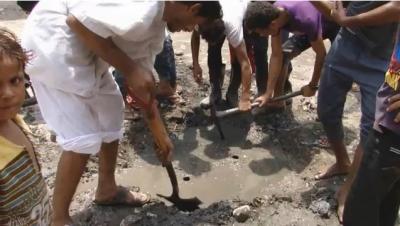 العثور على شوالات نقود وسبائك ذهب في منزل مصور الفضائية اليمنية بالحديدة (فيديو)