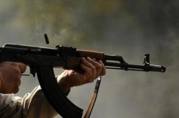 مقتل شخص إثر قيام مجموعة مسلحة باعتراض طريق طقم أمني بمحافظة إب في محاولة للإفراج عن مطلوب أمني على صلة بهم