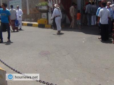 احد مرافقى مدير مديرية الوزاعية يقتل موظف امام ديوان تعز (صور)