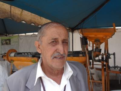 سبعيني يمني متقد احلاماً وطموحاً يبتكر آلة صناعية، ويحرم عنه الدعم والتشجيع